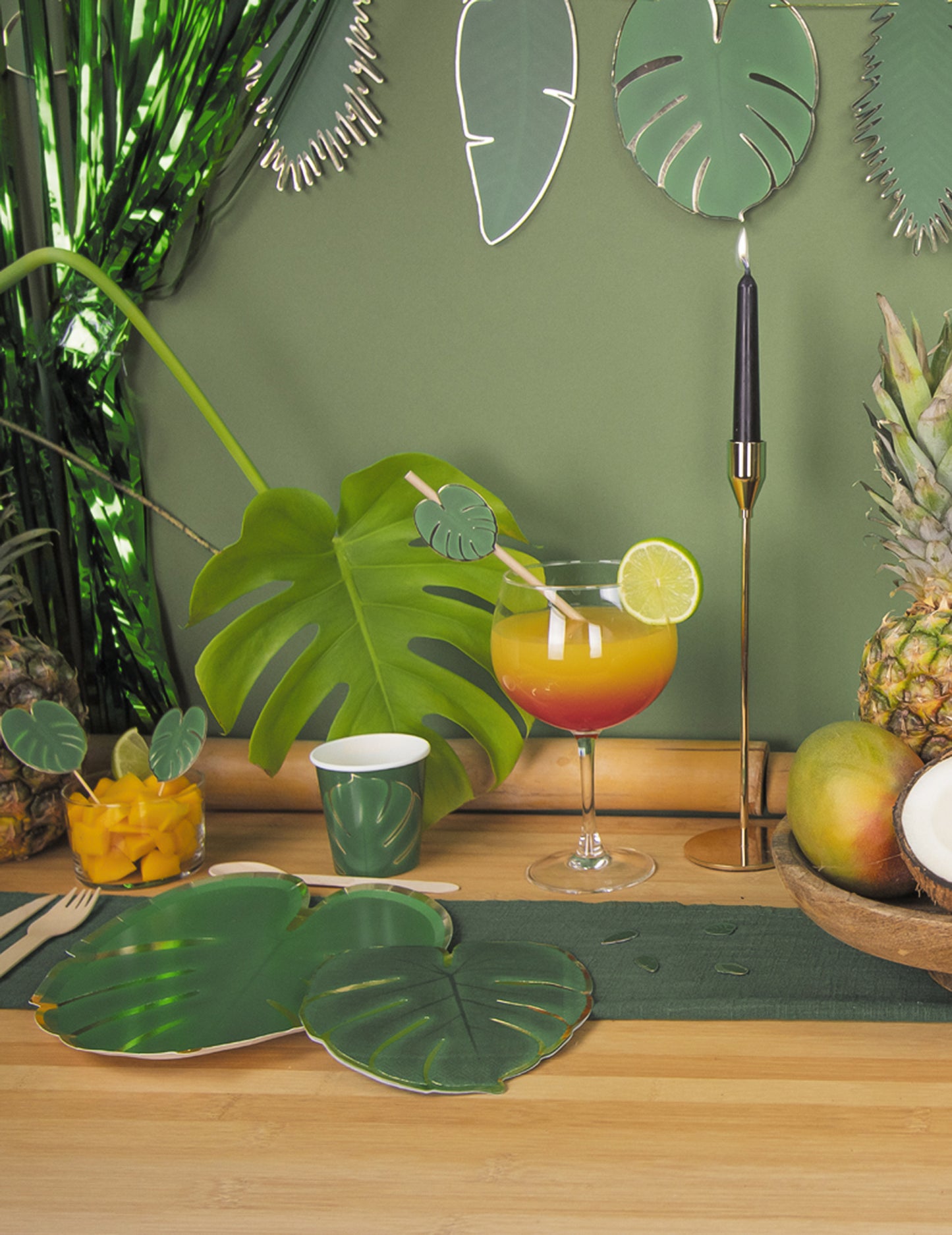 8 papirnatih tanjura s tropskim lišćem 23 cm