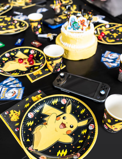 Vue d'ensemble de la table de fête avec les assiettes en carton Pokémon Pikachu