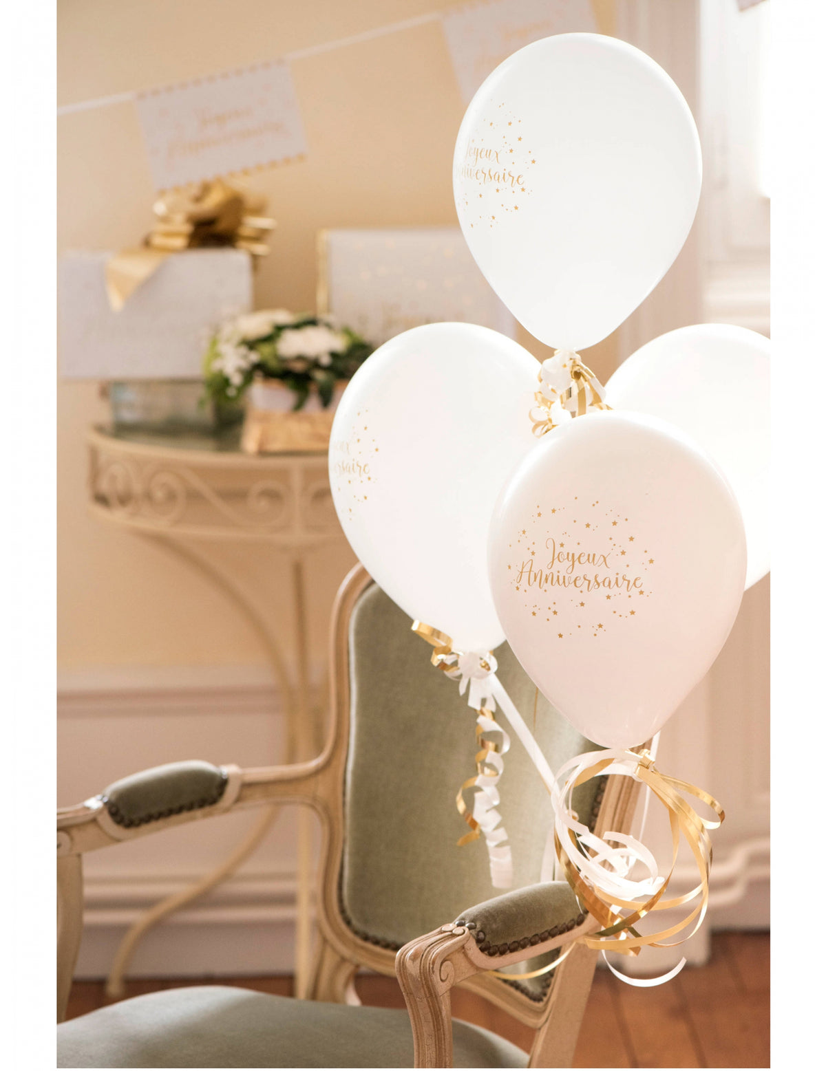 Mise en situation du ballon en latex Joyeux Anniversaire blanc et doré métallisé