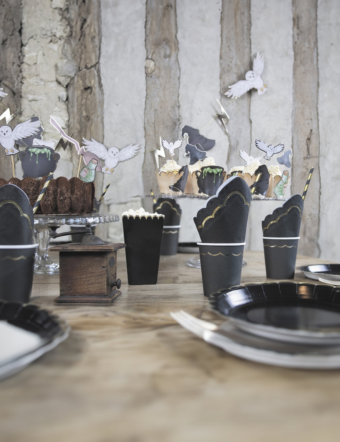 8 crnih kokica i zlatnih kutija 12,5 x 7 cm