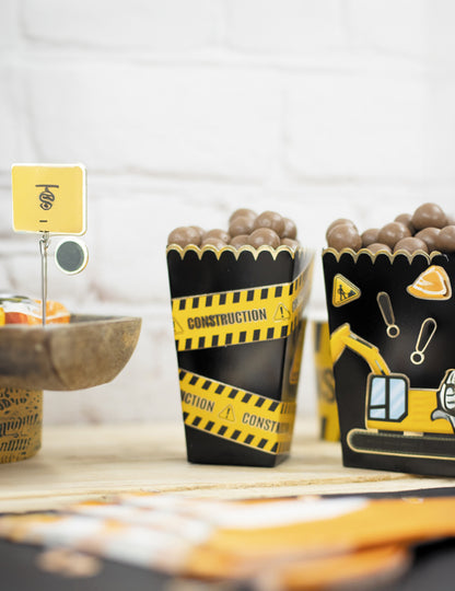 8 crnih kokica i zlatnih kutija 12,5 x 7 cm