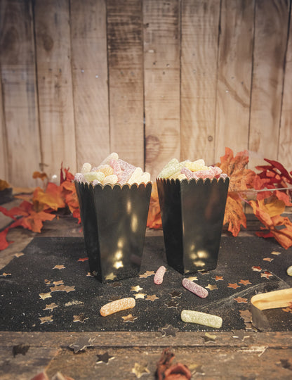 8 crnih kokica i zlatnih kutija 12,5 x 7 cm