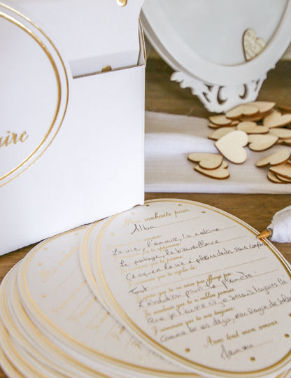 8 bijelo-zlatnih čestitki za baby shower u obliku medaljona