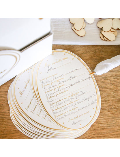 8 bijelo-zlatnih čestitki za baby shower u obliku medaljona