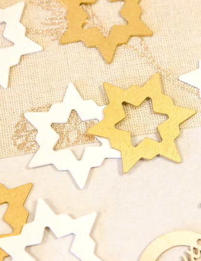 8 drvenih konfeta za stol u obliku bijelih i zlatnih zvijezda 5 x 4,4 cm 
