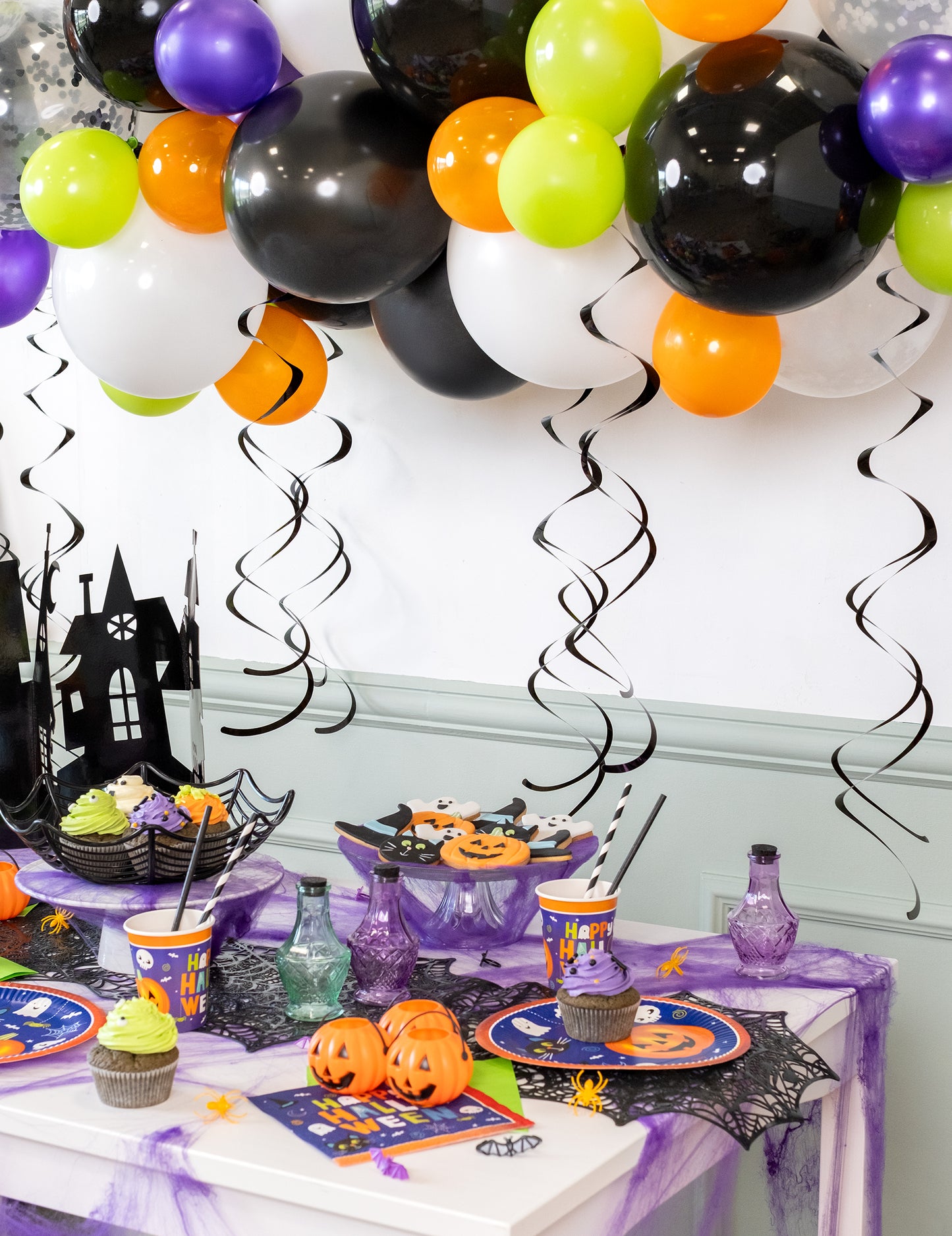 8 crnih spiralnih ukrasa