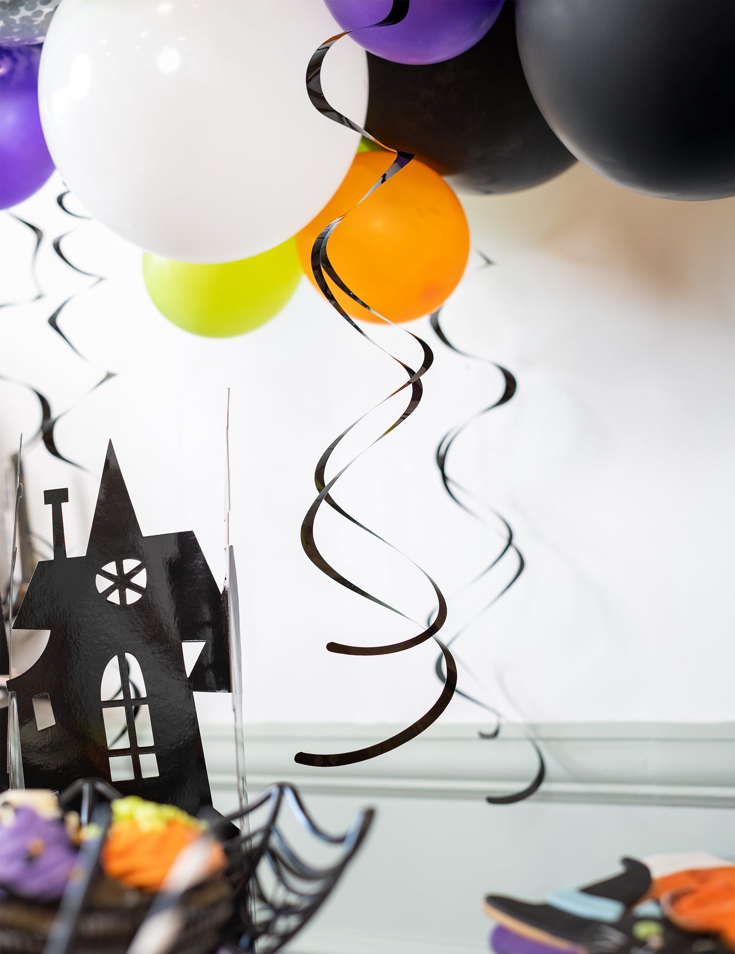 8 crnih spiralnih ukrasa