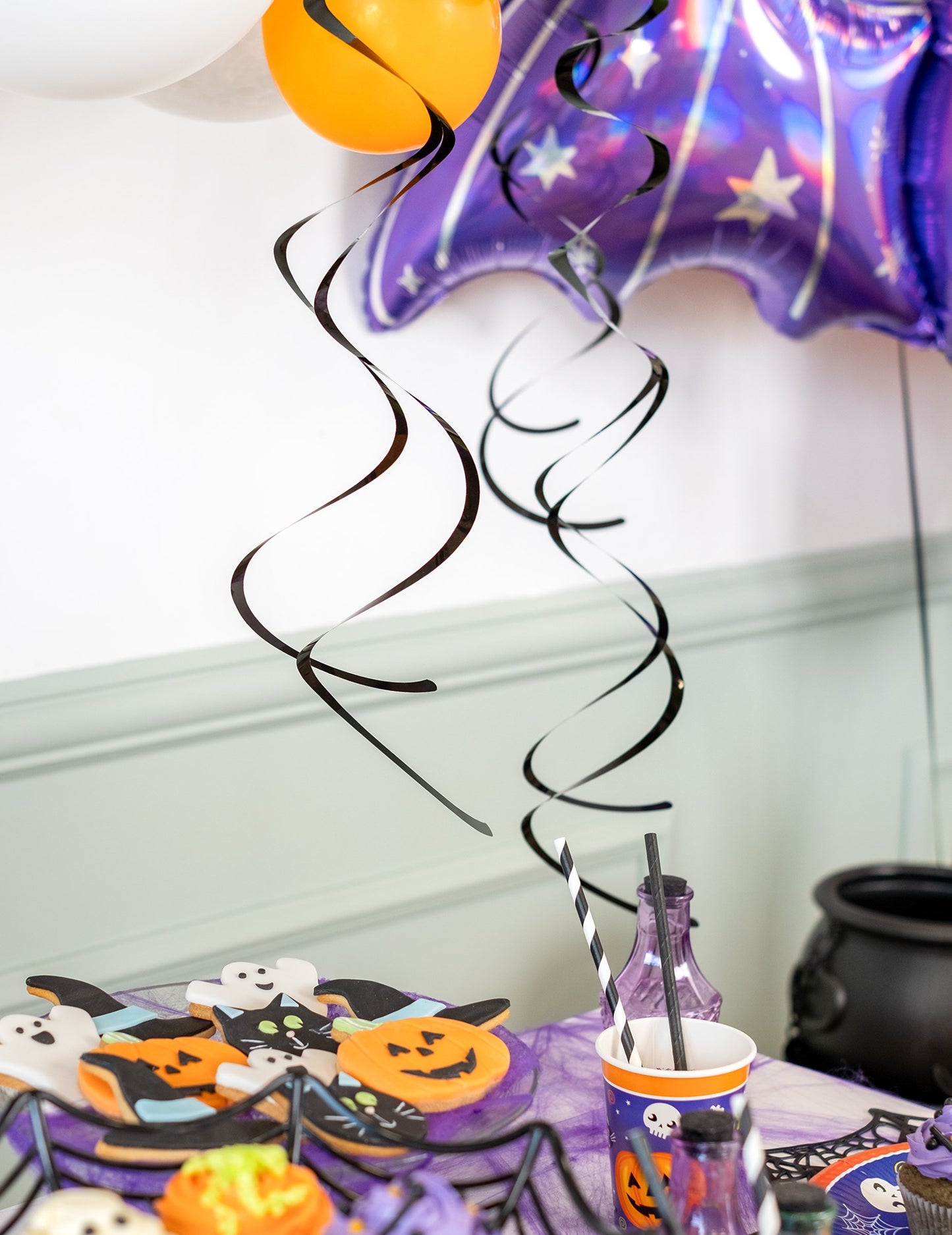 8 crnih spiralnih ukrasa