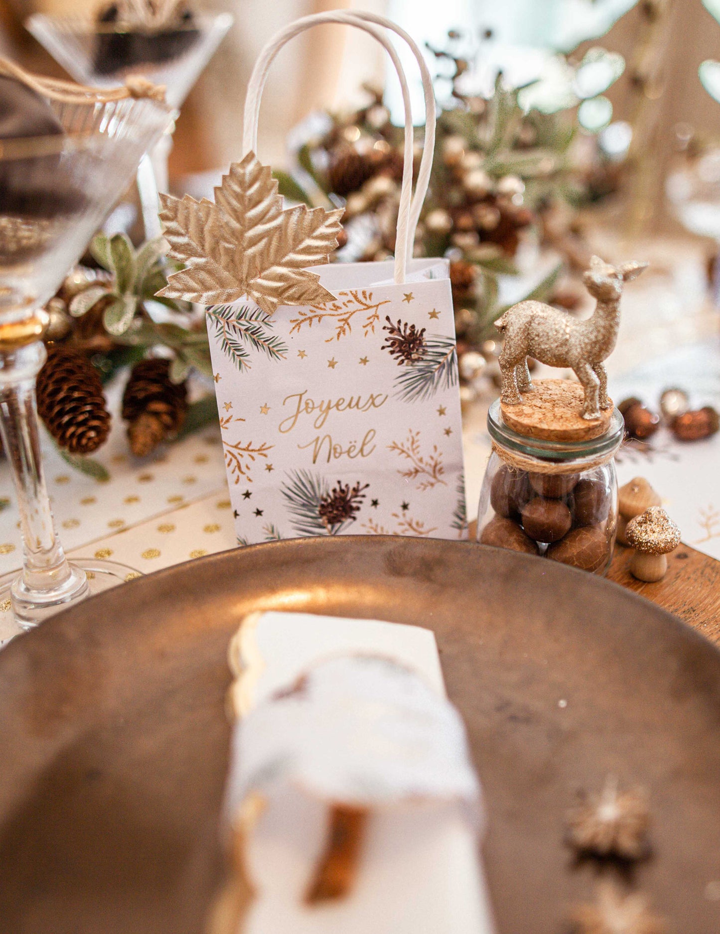 8 javorovih listova u šampanjac, čokoladnoj i zlatnoj boji 12 cm 