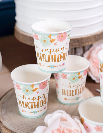 Vue en pyramide des gobelets en carton boho happy birthday