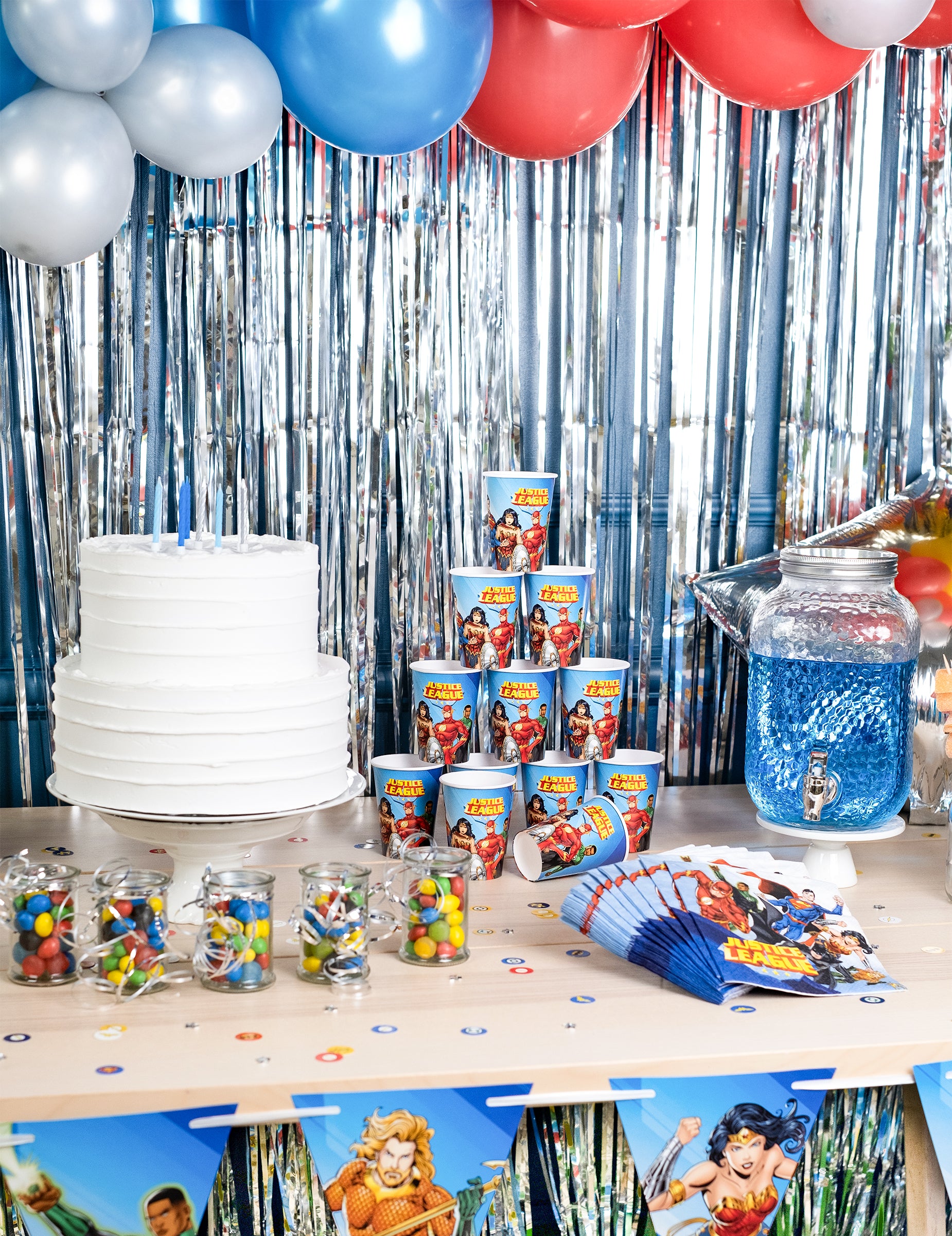 Mise en scène de la table d'anniversaire avec les gobelets en carton Justice League