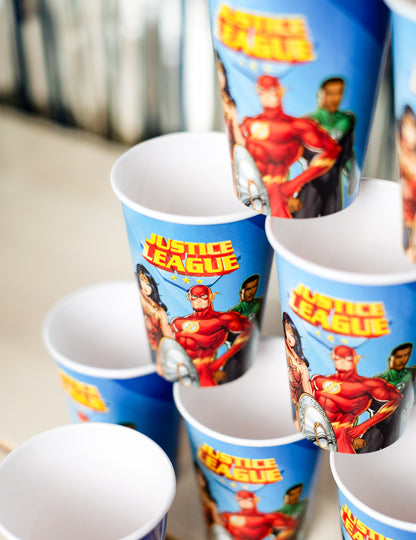 Gros plan sur Flash Wonder Woman et Green Lantern des gobelets en carton Justice League
