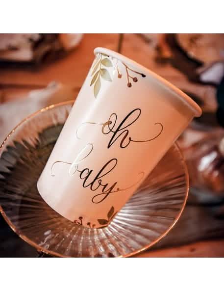 Detalj pozlate i uzoraka na papirnatim čašama Oh Baby Eucalyptus za baby shower
