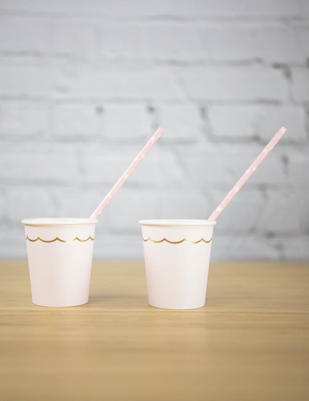 Mise en situation avec pailles des gobelets festonnés en carton pour fête