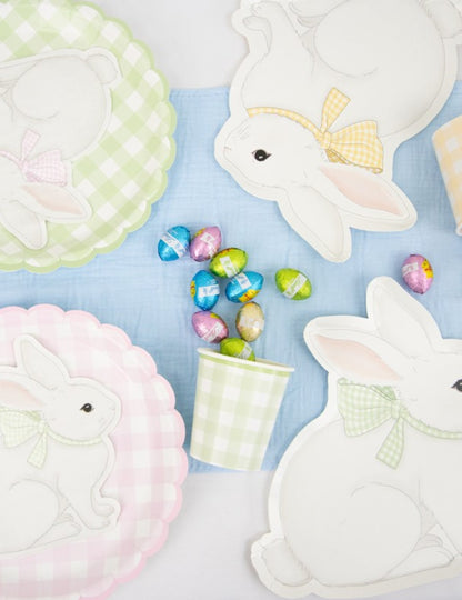 Mise en scène avec des œufs en chocolat des Gobelets Vichy Pastel pour fête