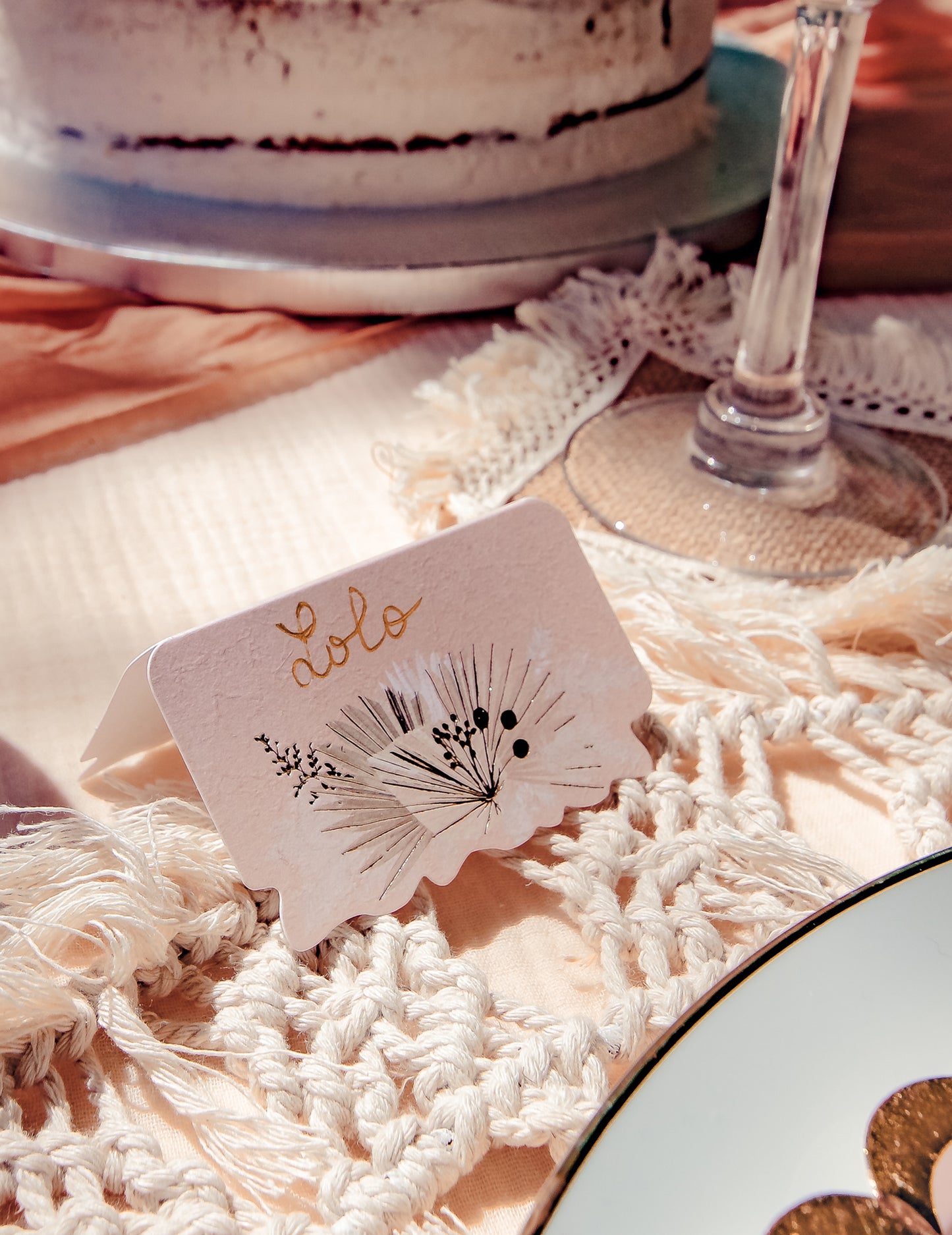 8 boho rumeno-zlatnih kartica s mjestima 8 x 4,7 cm s bijelim perjem