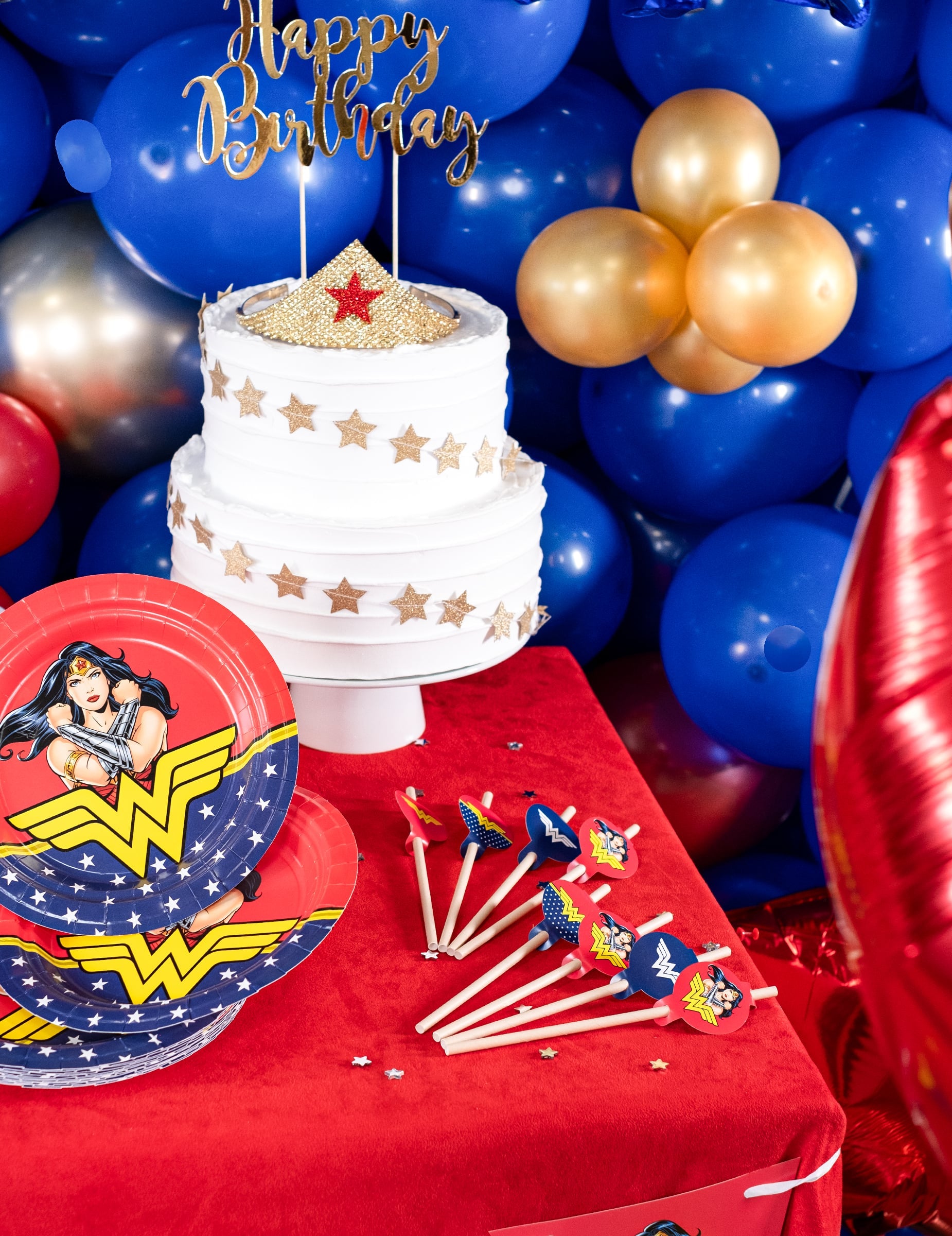 Mise en scène festive sur une table d'anniversaire des pailles médaillon en carton Wonder Woman