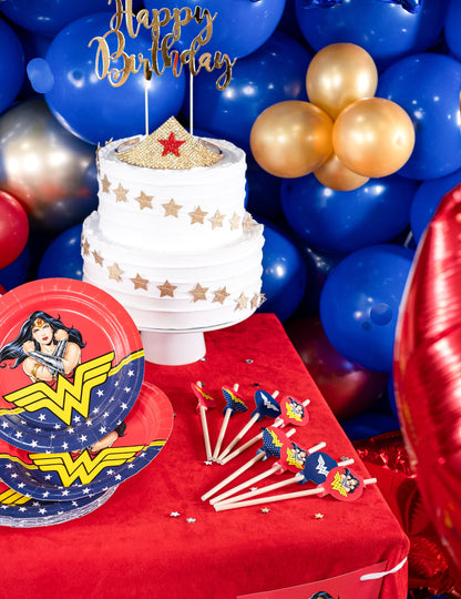 Mise en scène festive sur une table d'anniversaire des pailles médaillon en carton Wonder Woman