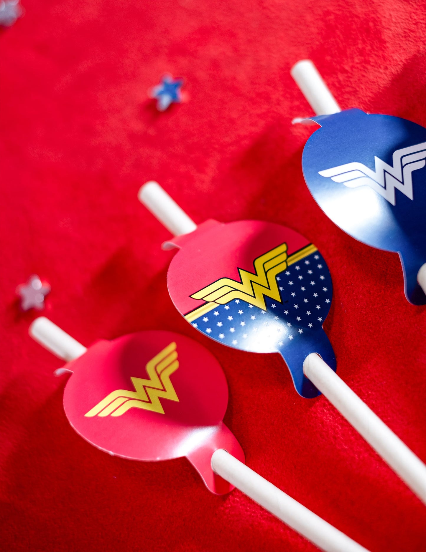 Zoom sur les différents motifs des pailles médaillon en carton Wonder Woman