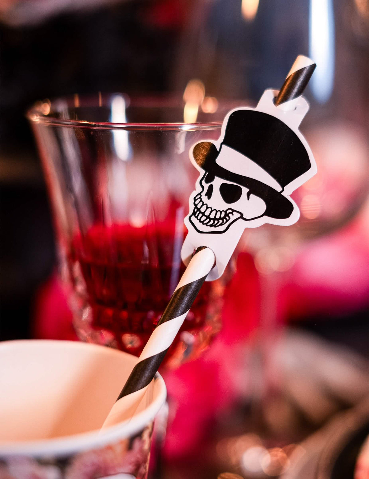Krupni plan na privjesak s lubanjom od prugastih slamki s kosturom halloween