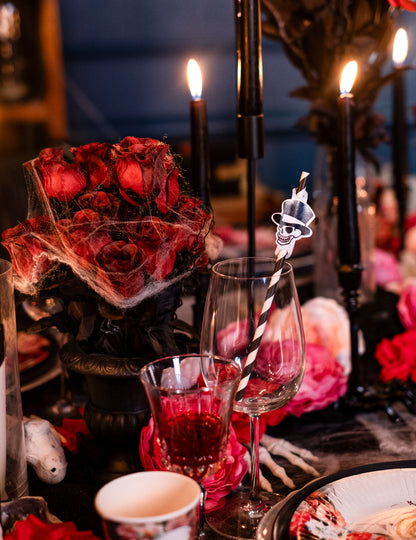 Mise en situation sur table de fête des pailles rayées squelette Halloween