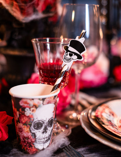 Gros plan sur le médaillon tête de mort des pailles rayées squelette Halloween