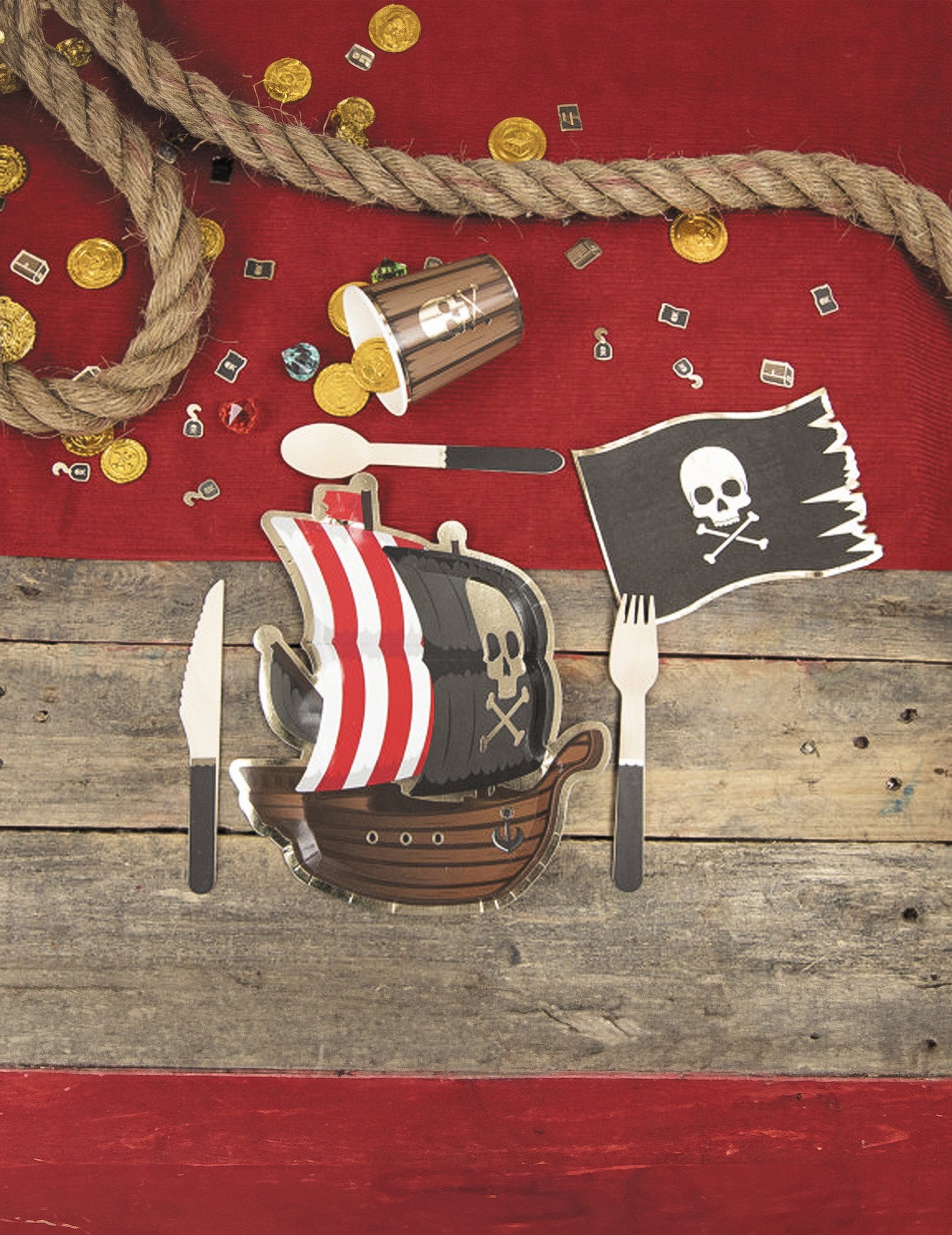 Mise en situation sur le thème pirate des petites cuillères en bois pour fête noires avec liseré doré