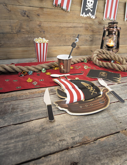 Vue d'ensemble du décor pirate des petites cuillères en bois pour fête noires avec liseré doré