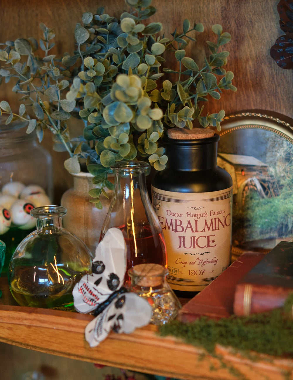 Krupni plan na naljepnici Embalming Juice od 8 naljepnica za bocu halloween