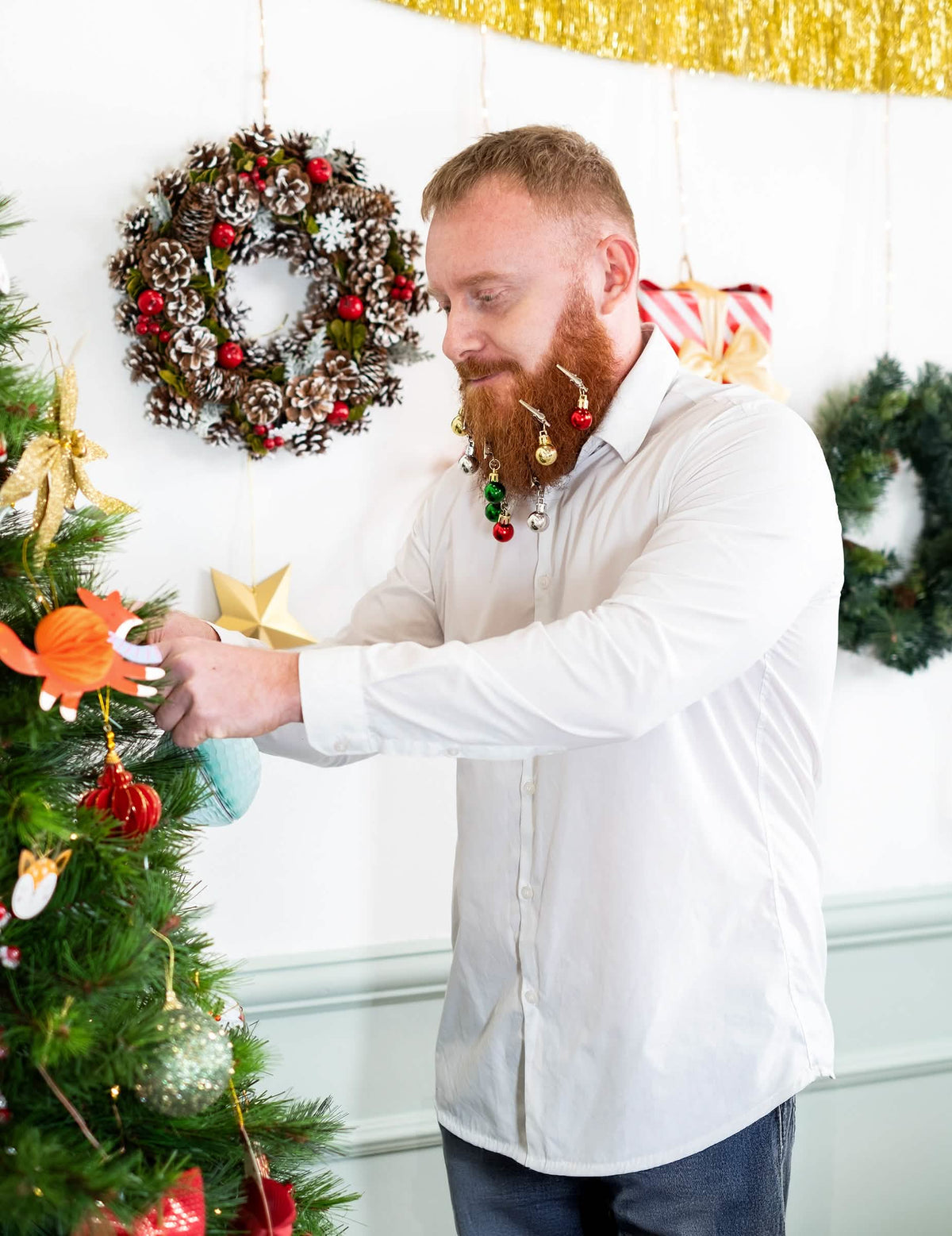 Pogled iz profila 9 kopči za bradu ili kosu božićne kuglice