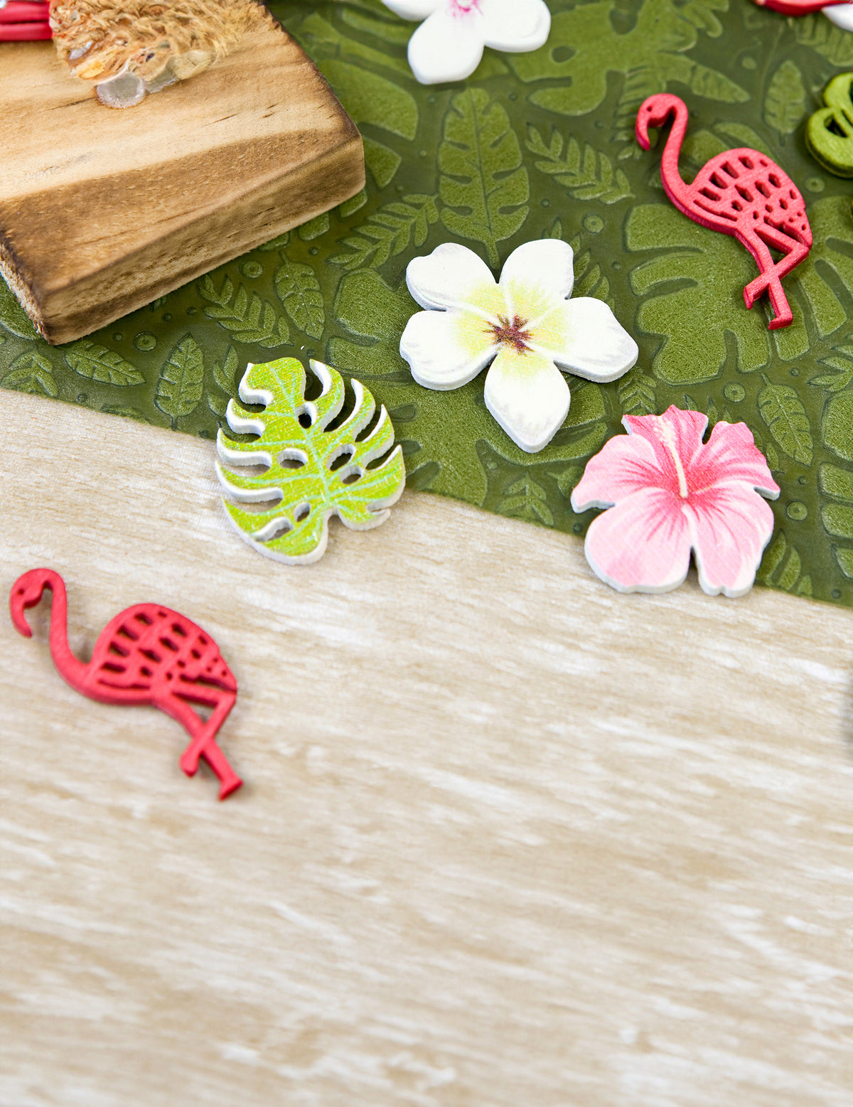 Mise en situation décorative des confettis en bois fleurs et feuilles tropicales