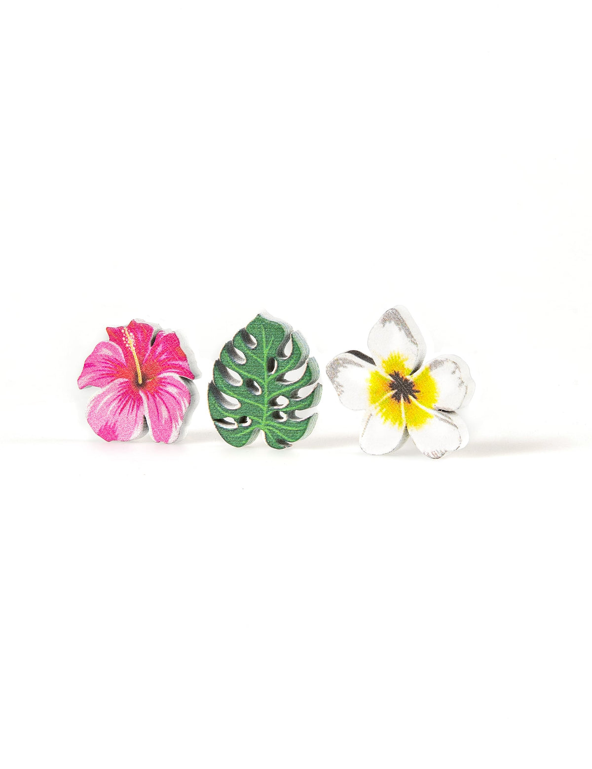 Gros plan sur les trois motifs des confettis en bois fleurs et feuilles tropicales