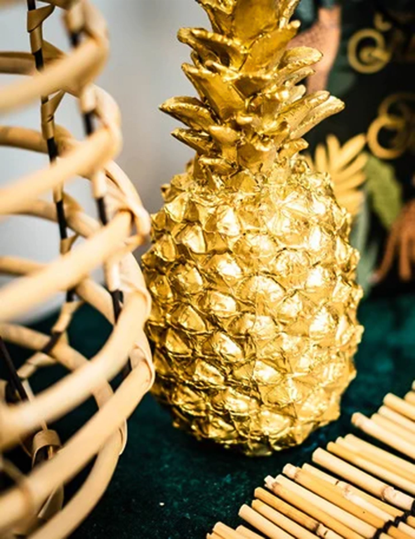 Ukrasni ananas u zlatnoj smoli 18 cm