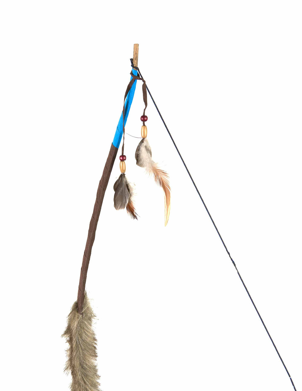 Gros plan sur les plumes et les perles de l'arc indien