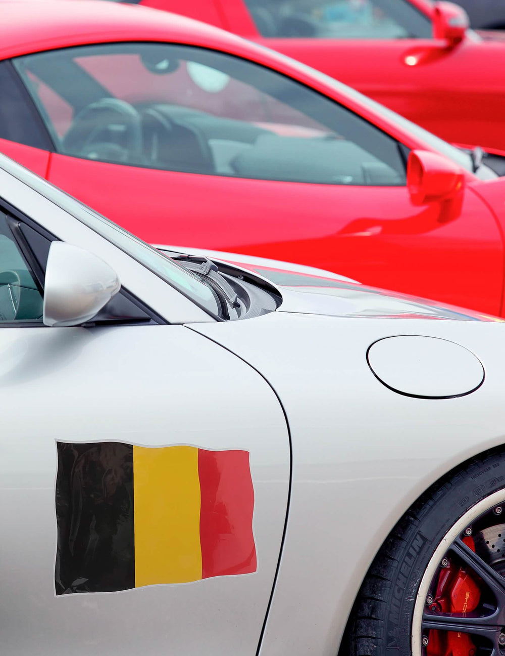 Détail de la pose sur carrosserie de l'autocollant de voiture Belgique