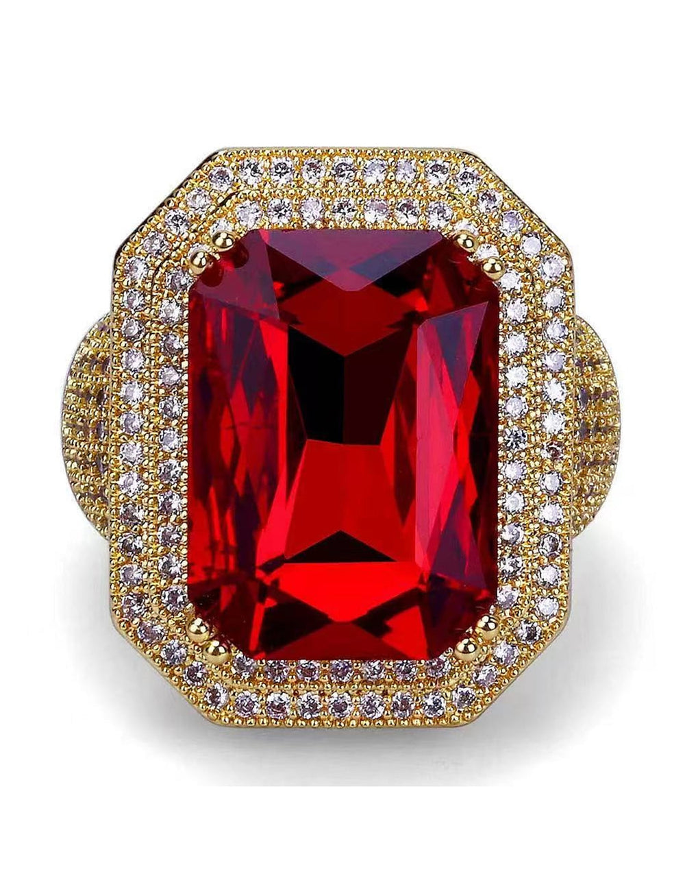 Gros plan sur la pierre rouge et les strass de la bague de Saint-Nicolas luxe pour adulte