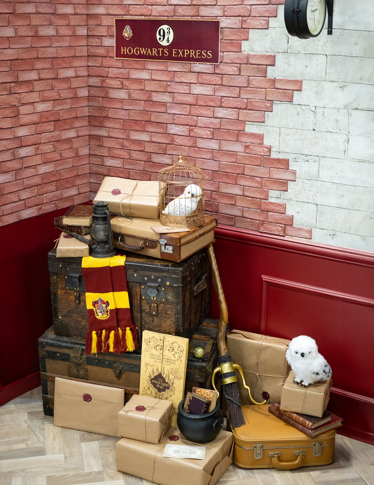 Mise en situation du balai Nimbus luxe Harry Potter dans un décor de malles de sorcier