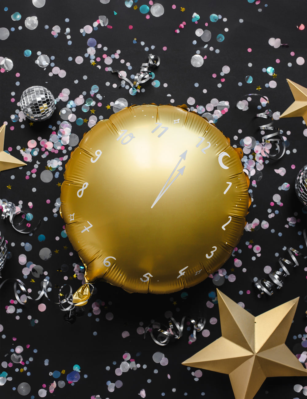 Vue de dessus du ballon en aluminium horloge minuit avec confettis et étoiles dorées