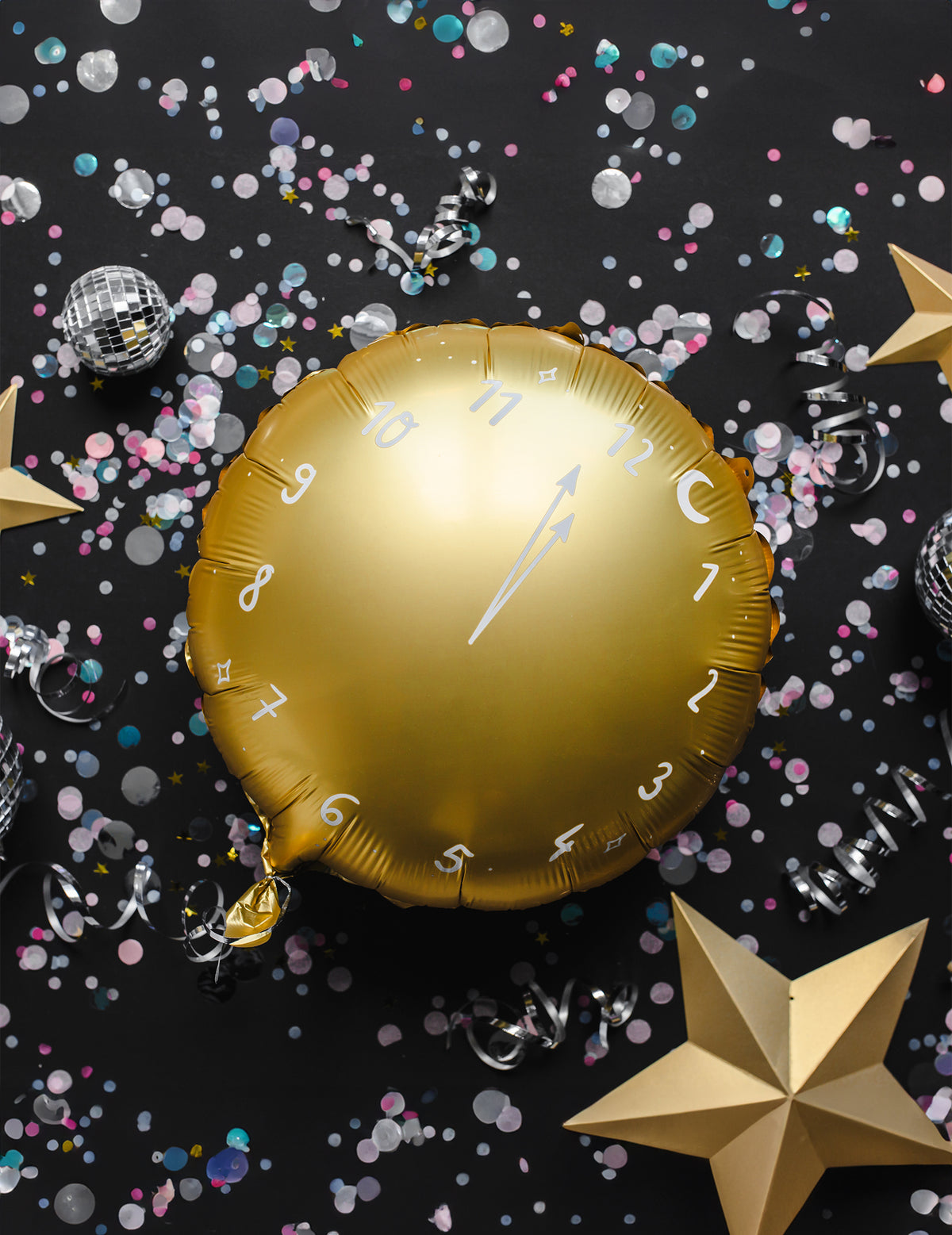 Vue de dessus du ballon en aluminium horloge minuit avec confettis et étoiles dorées