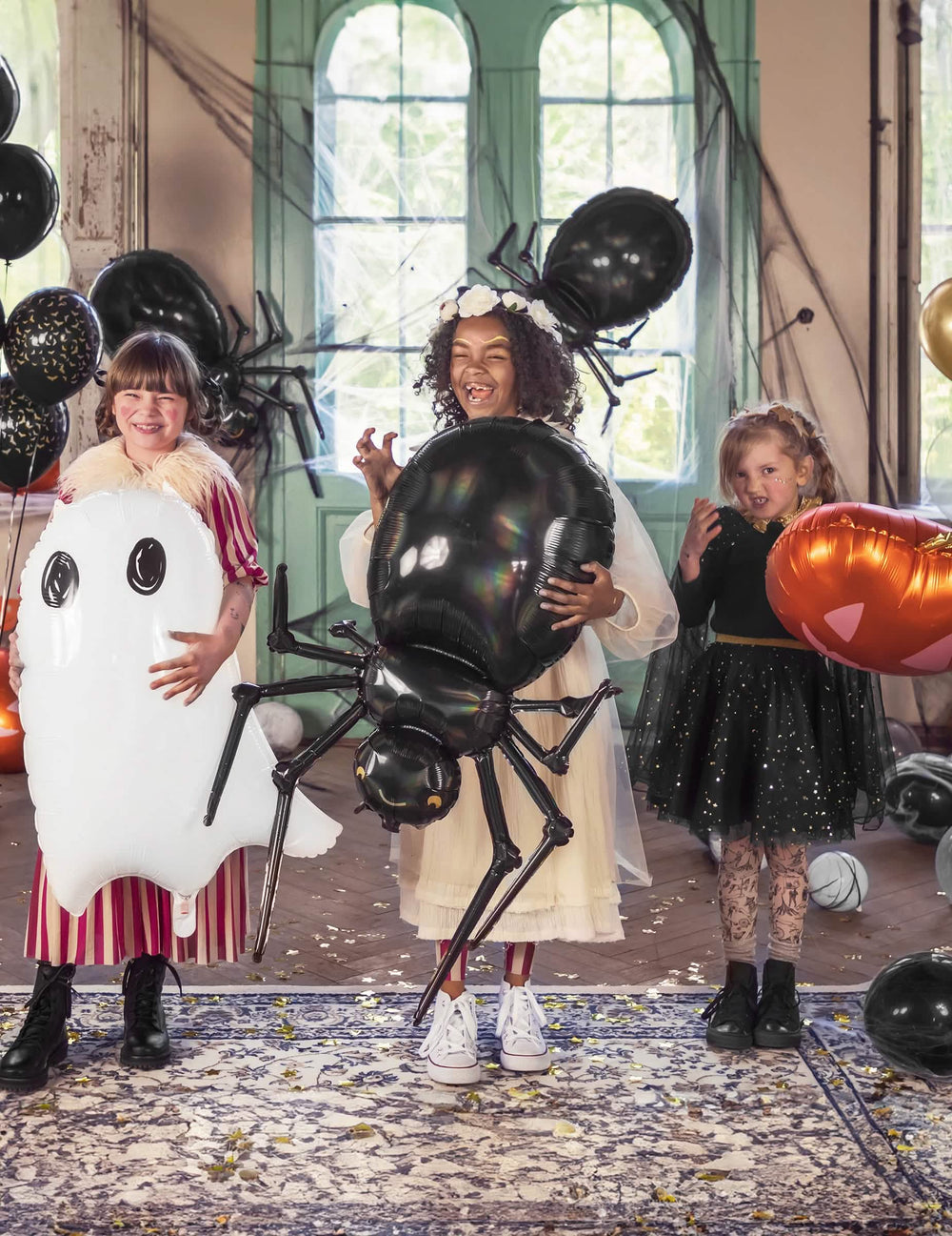 Scena za halloween s djecom od aluminijske balonske paukice