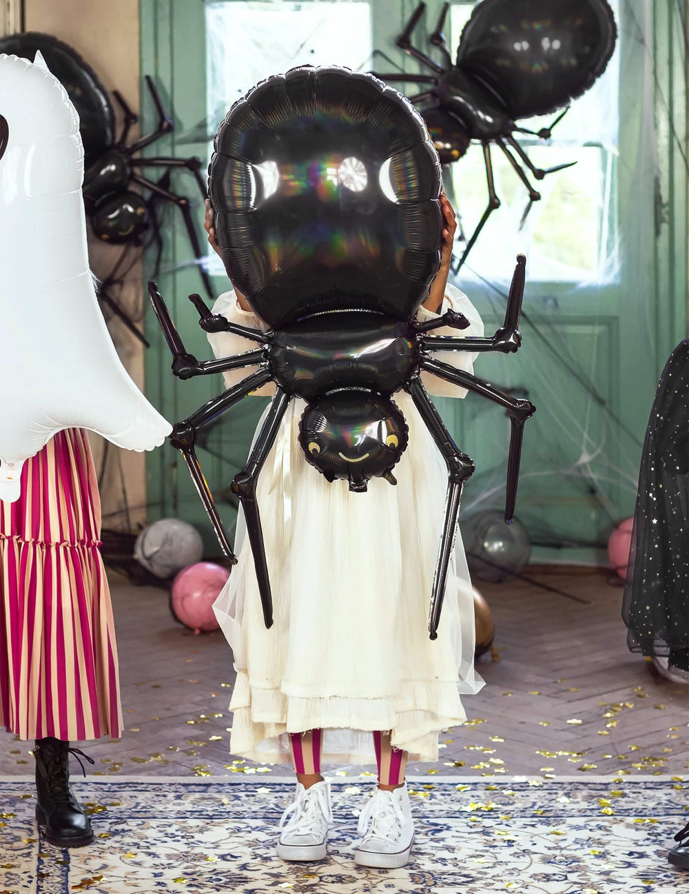 dijete koje drži aluminijski balon pauk