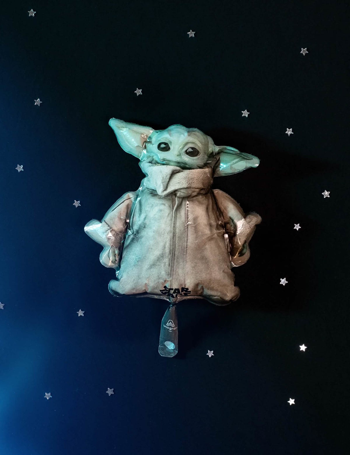 Pogled sprijeda na zvjezdanoj pozadini aluminijski balon beba Yoda The Mandalorian