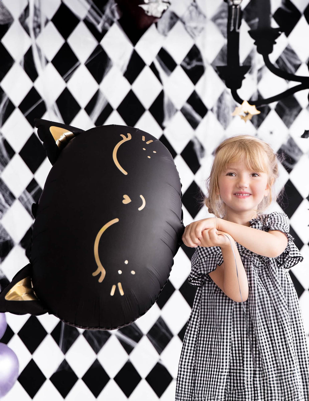 Uređenje scene s djetetom od aluminijskog balona mačke za halloween crna i zlatna