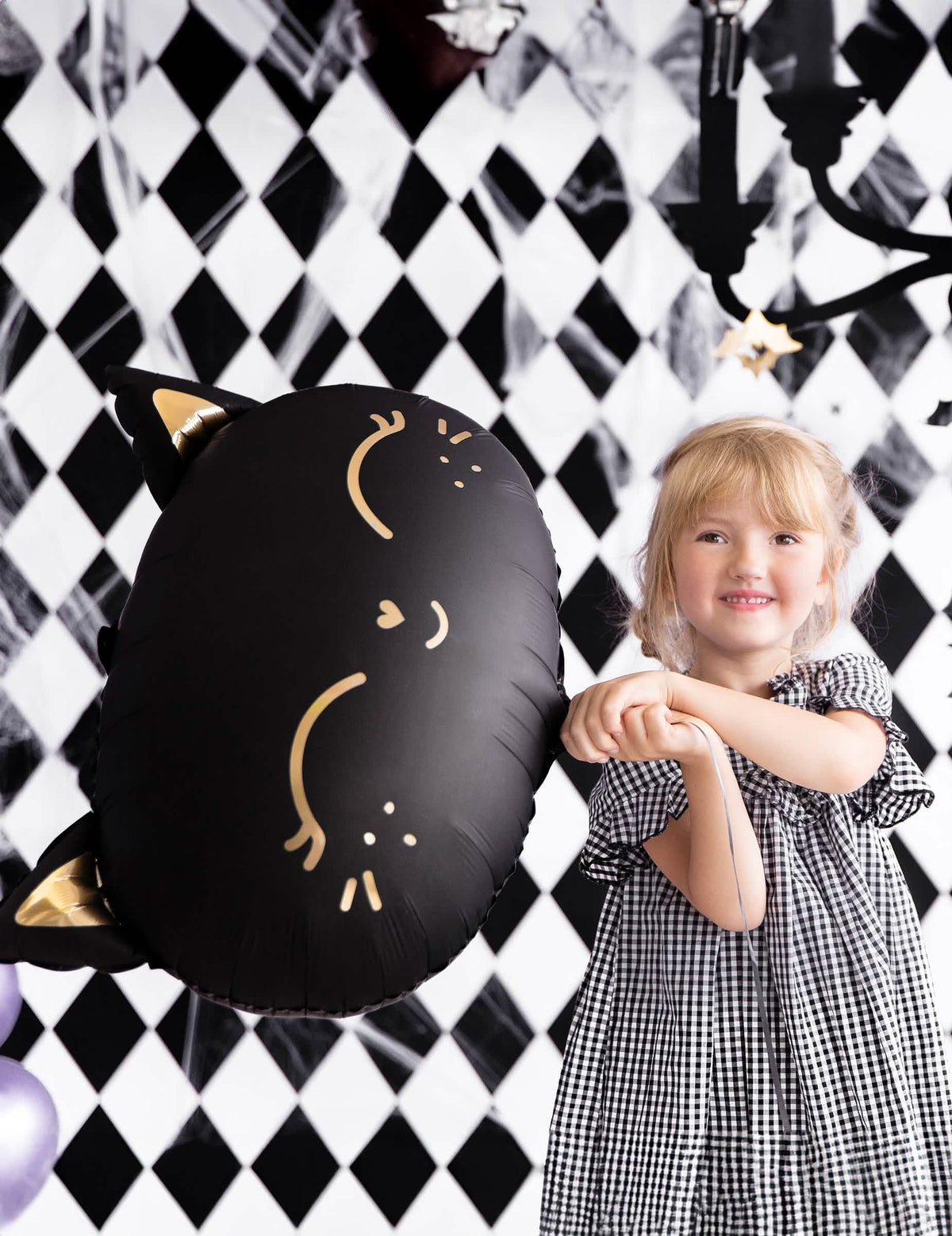 Uređenje scene s djetetom od aluminijskog balona mačke za halloween crna i zlatna