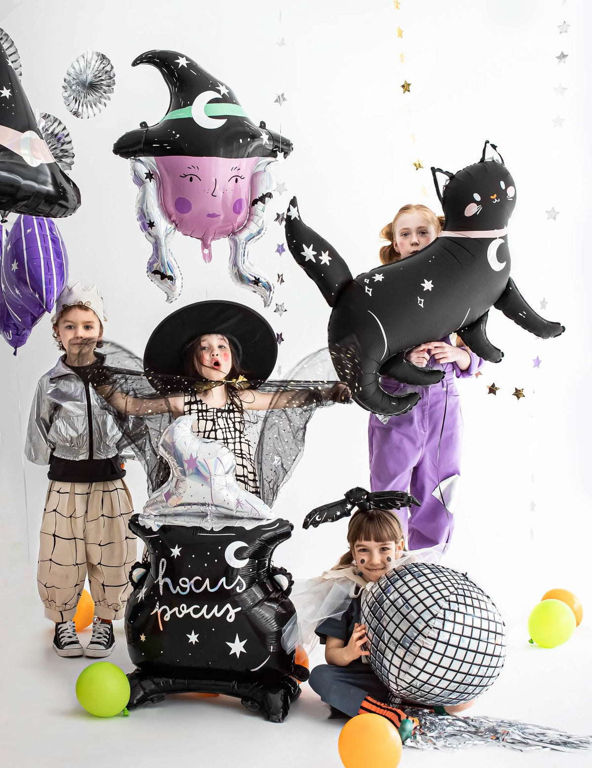 Mise en scène festive avec enfants du ballon aluminium chat noir Halloween