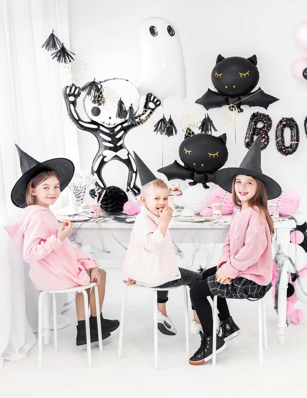 Goûter d'Halloween avec enfants à table du ballon aluminium chauve-souris