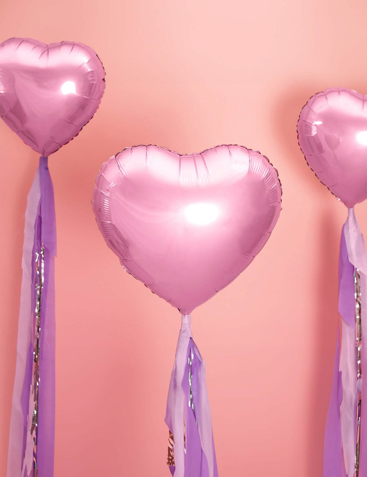 Detalji ukrasnih vrpci za balon od aluminija u blijedo roza metalik srcu