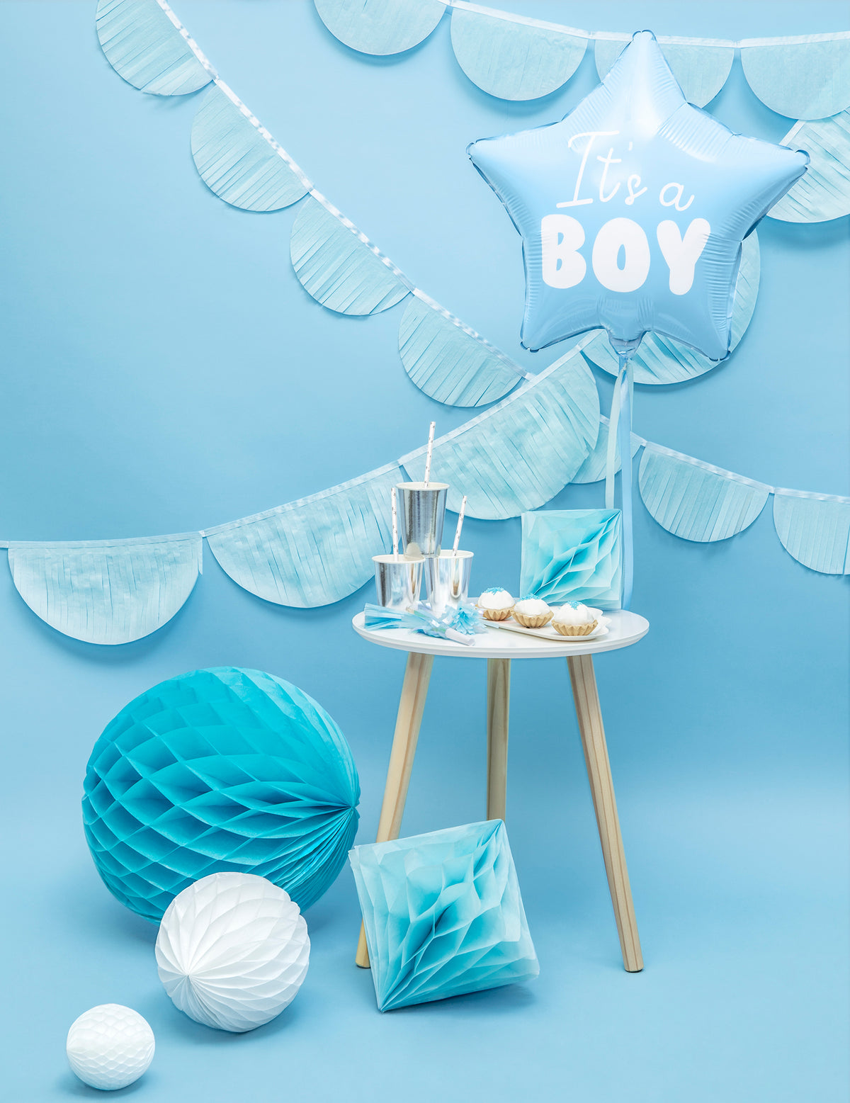 Mise en scène décorative du ballon aluminium étoile it's a boy pour baby shower bleu