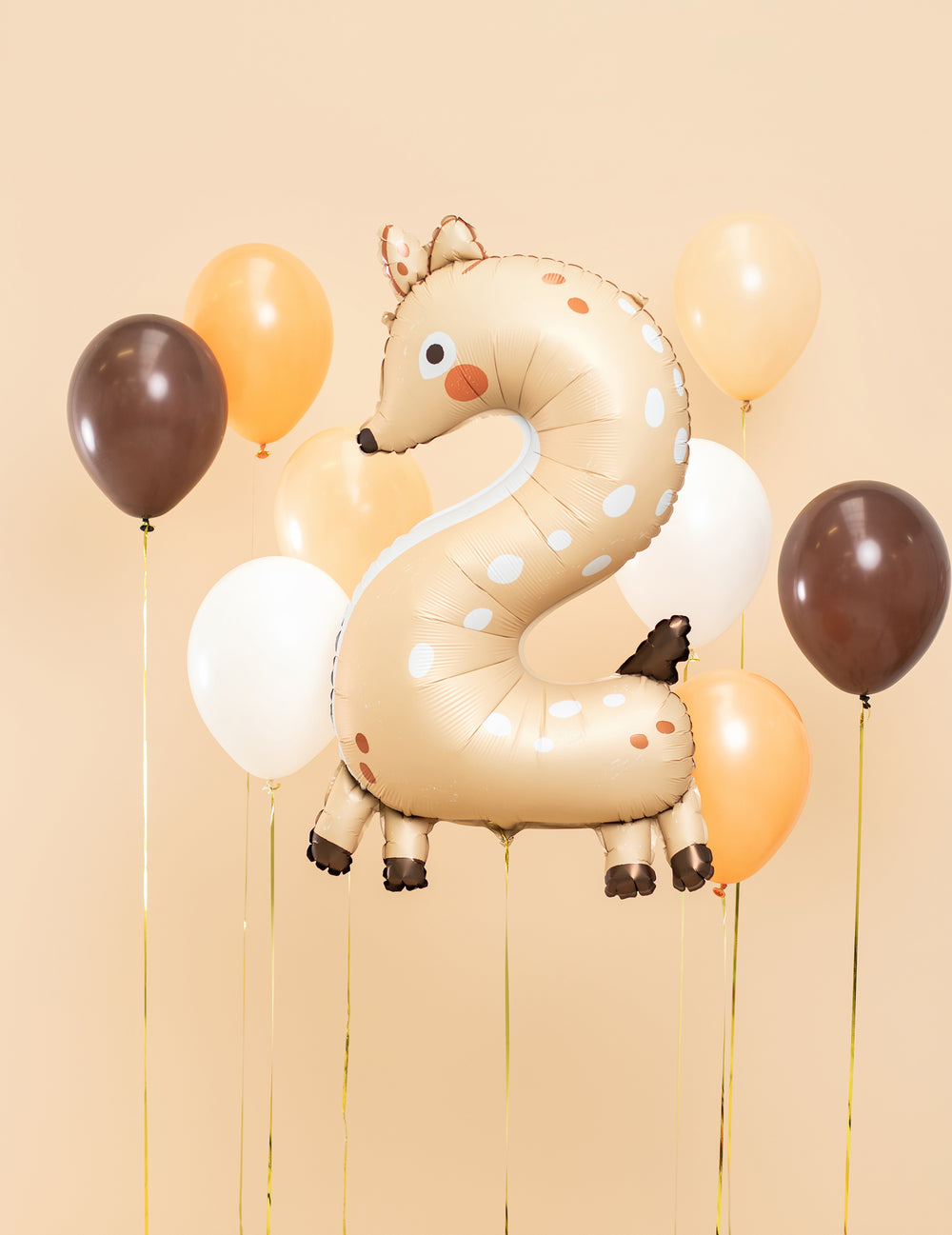 Mise en scène avec d'autres ballons du ballon aluminium faon chiffre 2