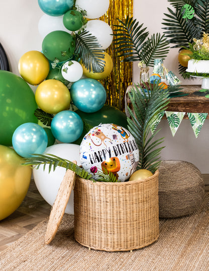 Mise en scène dans un décor jungle du ballon aluminium Happy Birthday animaux